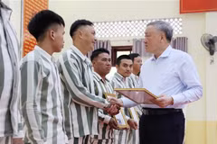 Le vice-Premier ministre permanent Nguyên Hoa Binh remet les certificats d’amnistie aux personnes graciées. Photo: VNA