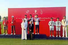Des golfeurs vietnamiens (à gauche) remportent deux médailles d'argent aux Jeux asiatiques de la jeunesse de 2025 à Bahreïn. Photo : tdtt.gov.vn