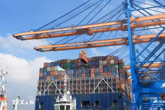 Déchargement de conteneurs sur un navire de 200.000 tonnes de port en lourd au port international de Gemalink, doté des infrastructures et des équipements les plus modernes du Vietnam. Photo : VNA