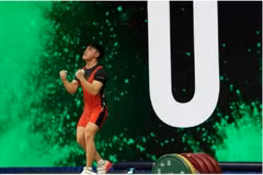L’athlète vietnamien Nguyên Thành Duy remporte la médaille d’or en haltérophilie. Photo : AWF