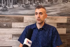 Giulio Chinappi, analyste politique au Centre d’études Eurasie-Méditerranée (CeSEM), au micro de la VNA. Photo: VNA