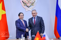 Le Premier ministre vietnamien Pham Minh Chinh (à gauche) et le secrétaire du Conseil de sécurité de la Fédération de Russie, Sergueï Choïgou, se serrent la main, à Moscou, le 24 mars. Photo : VNA