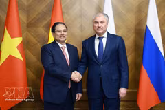 Le Premier ministre vietnamien Pham Minh Chinh (à gauche) rencontre le président de la Douma russe, Viatcheslav Volodine, à Moscou, le 24 mars. Photo : VNA