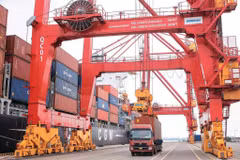 Du 1er janvier au 15 juillet, la balance commerciale du Vietnam demeure largement excédentaire, affichant un solde positif de 7,74 milliards de dollars. Photo : VNA