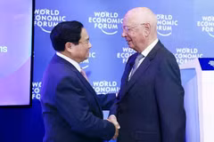 Le Premier ministre Pham Minh Chinh (à gauche) et le fondateur et président exécutif du Forum économique mondial (WEF) Klaus Schwab. Photo : VNA
