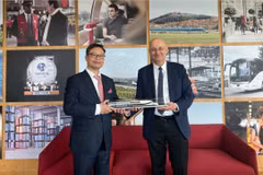 L’ambassadeur du Vietnam en France, Trinh Duc Hai (à gauche) et Diego Diaz, président de SNCF International, filiale de la Société nationale des chemins de fer français (SNCF), à Paris, le 23 mars. Photo difusée par la VNA