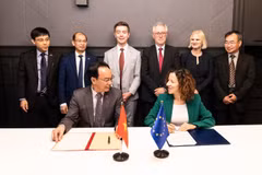 Le ministre vietnamien de l’Éducation et de la Formation, Hoàng Minh Son, et la vice-présidente exécutive de la Commission européenne chargée des Droits sociaux et des Compétences, des Emplois de qualité et de la Préparation, Roxana Mînzatu, signent la lettre d’intention sur l’éducation et la formation entre le Vietnam et l’UE. Photo : VNA