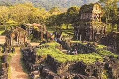 Le site comprend environ 70 ouvrages architecturaux en briques et pierres situés au coeur d'une vallée verdoyante dans la commune de Duy Phu, district de Duy Xuyên, province de Quang Nam. Photo : VNA