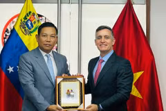 L’ambassadeur du Vietnam au Venezuela, Vu Trung My, offre un cadeau au ministre vénézuélien des Sports, Franklin Cardillo. Photo : gracieuseté de l’ambassade du Vietnam au Venezuela