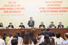 Le secrétaire général et chef du Bureau de l’Assemblée nationale, Lê Quang Manh (debout) préside la conférence de presse sur les résultats de la première session extraordinaire de de la 16e législature, à Hanoi, le 24 août 2026. Photo : VNA