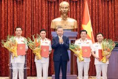Le secrétaire général du Parti communiste du Vietnam et président Tô Lâm (au centre) remet les décisions de nomination de quatre responsables au poste de procureur du Parquet populaire suprême, à Hanoi, le 24 août. Photo : VNA