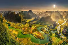 La rivière Quây Son est entourée de rizières dorées et de montagnes calcaires karstiques dans la province de Cao Bang. Photo : VNE