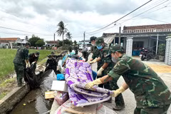 Des soldats nettoient les routes dans la la commune de Hoa Thinh, dans la province de Dak Lak. Photo : VNA