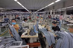Les entreprises de textile et d'habillement font partie de celles soutenues pour mettre en œuvre des modèles verts, circulaires et inclusifs. Photo : VNA