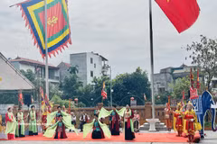 Interprétation des chants chèo tàu, de la commune d'Ô Diên, à Hanoi. Photo: VNA