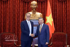 Le secrétaire général et président Tô Lâm (à droite) serre la main de l’ambassadeur de France au Vietnam, Olivier Brochet, à Hanoi, le 4 septembre. Photo : VNA