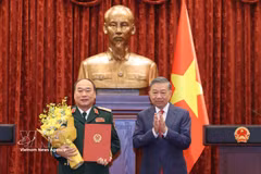 Le secrétaire général et président Tô Lâm (à droite) remet la décision présidentielle élevant le lieutenant-général Lê Quang Dao, chef adjoint de l’État-major général de l’Armée populaire du Vietnam au grade de colonel-général, à Hanoi, le 4 septembre. Photo : VNA