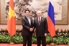 Le président vietnamien Luong Cuong (à gauche) et le président russe Vladimir Poutine se serrent la main, à Pékin, le 3 septembre. Photo : VNA