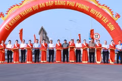 Le Premier ministre Pham Minh Chinh et les responsables ont coupé le ruban pour inaugurer le projet de barrage de Phu Phong, le 22 mars. Photo : VNA