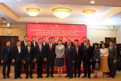 Des représentants de l’ambassade du Vietnam au Japon et une délégation de l’Alliance parlementaire d’amitié Japon-Vietnam posent pour une photo de groupe. Photo : VNA