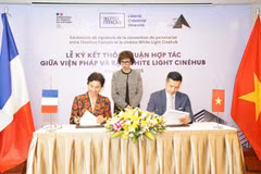 Lors de la cérémonie de signature d'un protocole d'accord entre White Light Cinéhub et l'Institut français. Photo : VietnamPlus