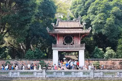 Des touristes visitant le Temple de la Littérature, à Hanoi. Photo : VNA