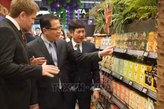 L’ambassadeur du Vietnam en Russie, Dang Minh Khôi (2e) lors de la cérémonie d’ouverture du premier stand des denrées alimentaires vietnamiennes. Photo : VNA