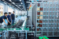 Le Centre d'innovation pour l’industrie 4.0, de l’Eastern International University, à Binh Duong contribue à la formation de ressources humaines de haute qualité et à l'application de technologies modernes, favorisant ainsi le processus de transformation numérique des entreprises locales. Photo: VNA