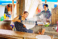 Aujourd'hui, une soixantaine de familles maintiennent une production régulière dans le village, un chiffre qui atteint près de 200 pendant la période précédant le Têt – un nombre toujours bien inférieur à celui d'il y a plusieurs décennies. Photo: laodong.vn