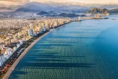 Une plage le long de la rue Trân Phu à Nha Trang vue d'en haut. Photo: VnExpress
