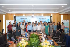Participants à la réunion de lancement du programme d’amélioration des infrastructures de transport et de la circulation autour des écoles au Vietnam. Photo : Fondation AIP