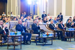Le Premier ministre Lê Minh Hung et son homologue polonais Donald Tusk lors de la table ronde des affaires Vietnam-Pologne, à Hanoi, le 26 octobre. Photo : VNA