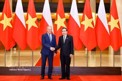 Le président de l’Assemblée nationale du Vietnam, Trân Thanh Mân (à droite) et le Premier ministre polonais Donald Tusk, à Hanoi, le 26 octobre. Photo : VNA