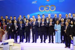 Les responsables du Comité populaire de Hô Chi Minh-Ville posent pour une photo de groupe avec les délégués participant au programme CEO 500. Photo : VNA