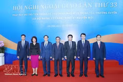 Trân Câm Tu, membre du Politburo et permanencier du Secrétariat du Comité central du Parti (au centre), aux côtés de dirigeants du ministère des Affaires étrangères lors de la séance plénière consacrée à la diplomatie du Parti et du peuple, le 5 août, dans le cadre de la 33e Conférence diplomatique. Photo : VNA