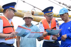 Les autorités compétentes sensibilisent les pêcheurs de la commune de Long Hai, à Hô Chi Minh-Ville, à la lutte contre la pêche INN avant leur sortie en mer. Photo : VNA