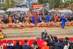 Les rituels et jeux de tir à la corde au temple Trân Vu, à Hanoi, attirent des foules. Photo : VNA