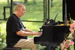 Le pianiste et compositeur britannique Rick Wakeman CBE donne un concert exceptionnel pour des ours rescapés au Centre de sauvetage des ours du Vietnam, dans le parc national de Tam Dao, le 24 septembre. Photo : VNP