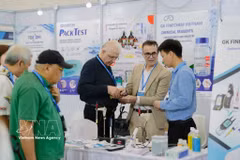 Le salon a suscité plus de 18.000 inscriptions en ligne, environ 75% des acheteurs professionnels provenant d'usines, de sous-traitants industriels, de distributeurs et des services achats des marques au Vietnam. Photo: VNA