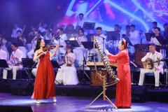 Le spectacle "Mélodies à travers le monde", une création audacieuse du Théâtre national de musique et de danse du Vietnam, établit un véritable dialogue direct entre le patrimoine musical traditionnel vietnamien et les sonorités du monde entier. Photo : baovanhoa.vn