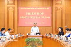 Le membre du Politburo et membre permanent du Secrétariat du Comité central du Parti, Trân Câm Tu, préside la réunion, à Hanoi, le 25 septembre. Photo : VNA