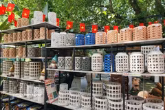 Des lanternes en céramique à l'honneur chez Vuon Nhà Gôm dans le quartier Lai Thiêu, Hô Chi Minh-Ville. Photo : VNA