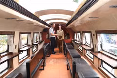 A bord du Train des Cinq Portes de Hanoi. Photo: VNA