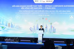 Le prof.associé-Dr Hô Sy Hung, président de la VCCI, s'exprime lors du Forum des entreprises sur le développement durable du Vietnam (VCSF).