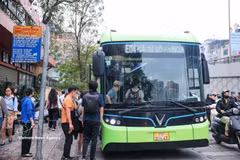 Hanoi accélère sa transition verte avec 28 nouveaux bus électriques en circulation, ici, des passagers montent à bord d'un bus électrique dans la rue Minh Khai. Photo : VNA