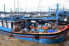 Des pêcheurs dans le port de pêche de Dông Tac (district de Phu Yên, province de Dak Lak) se préparent à prendre le large. Photo : VNA