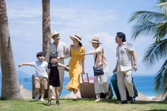 Les familles vietnamiennes voyagent pour passer du temps ensemble. Photo d'illustration: vietnambooking.com