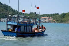 Un bateau de pêche de la province de Gia Lai prend la mer. Photo: VNA
