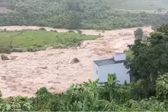 Une maison à deux étages s’est effondrée dans le ruisseau de Nâm Lum qui s'est transformé en torrent, dans la commune de Khong Lao, province de Lai Châu, le 8 juillet. Photo extraite d’une vidéo