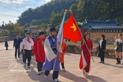 Deux drapeaux ouvraient la marche du cortège «Le Dragon qui revient» alors qu’il pénétrait dans le Trung Hiêu Duong. Photo : VNA
